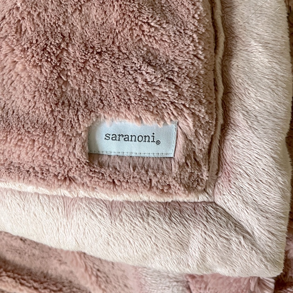 Saranoni xl plush throw ballet slipper